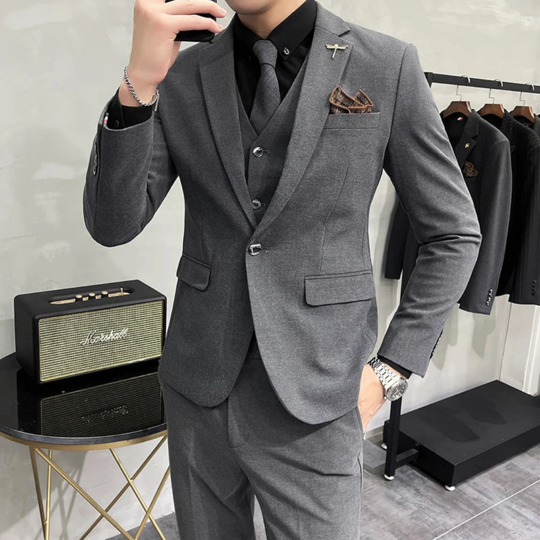 Costume homme 3 pièces slim bleu, élégance formelle. Vêtement ajusté pour mariage, affaires ou cérémonie.