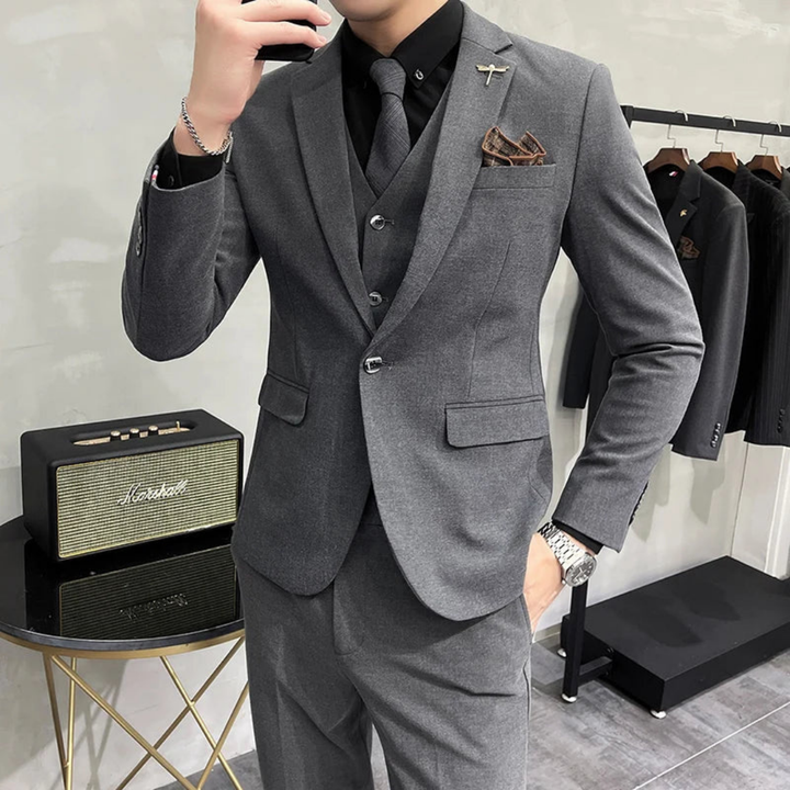 Costume homme 3 pièces slim bleu, élégance formelle. Vêtement ajusté pour mariage, affaires ou cérémonie.