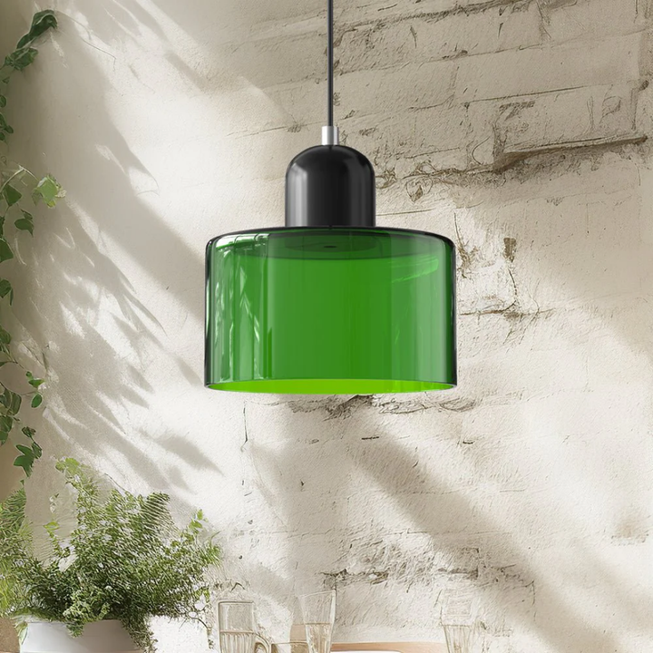 Luminaire suspendu rétro bicolore, idéal pour créer un éclat chaleureux dans une cuisine moderne.
