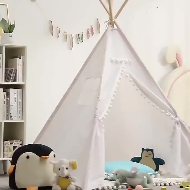 Tente tipi élégante en coton naturel, parfaite comme espace de jeu et décoration pour enfant.