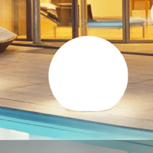 Lampe de jardin sphérique solaire, LED pour un éclairage extérieur élégant et résistant.