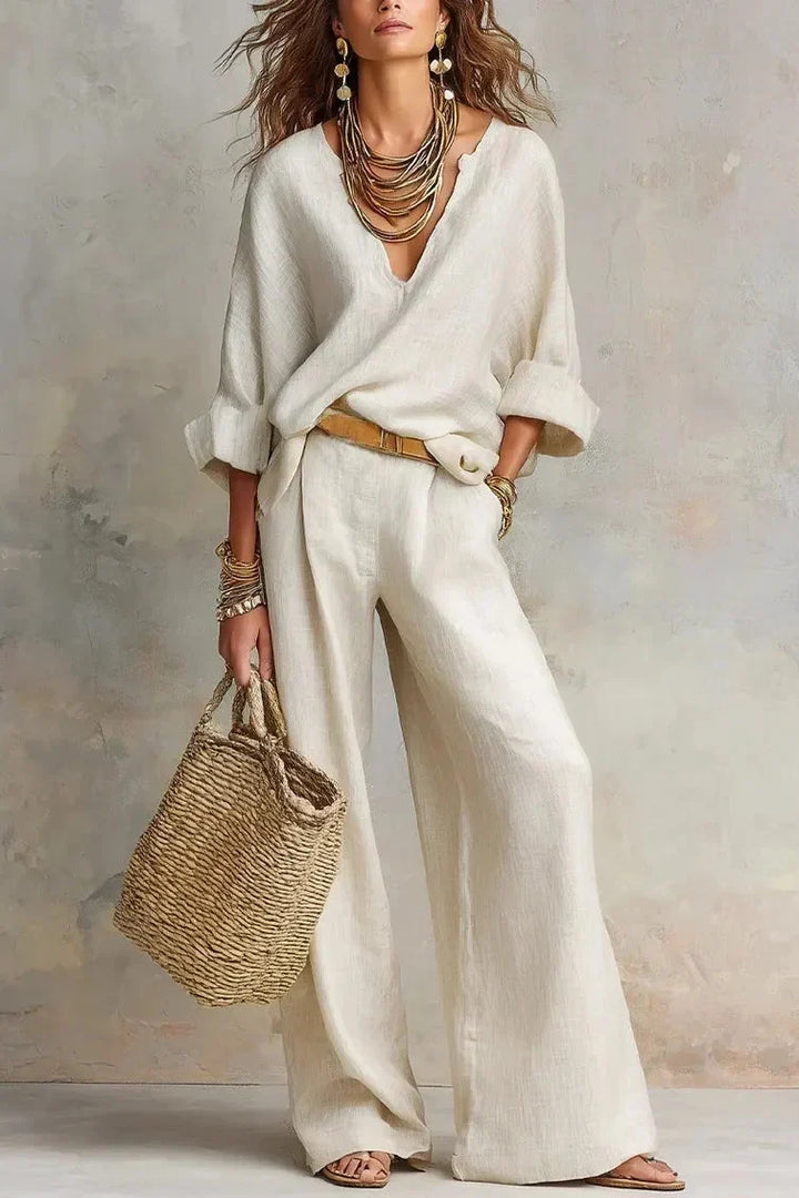 Tenue deux pièces fluide printemps femme: haut col V et pantalon large. Style confortable et chic.