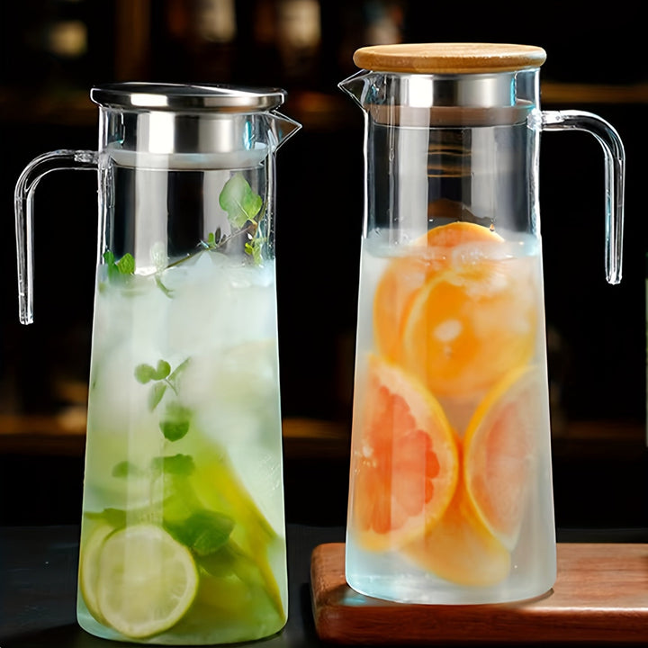 Carafe AquaElegance durable et polyvalente avec couvercle, parfaite pour hydratation quotidienne.