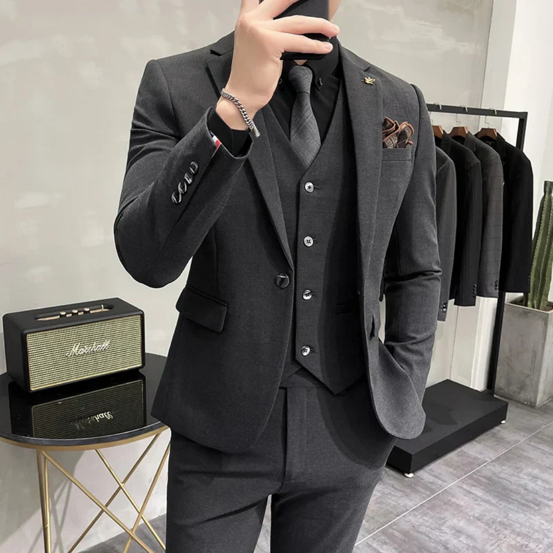 Ensemble costume homme slim noir 3 pièces, coupe ajustée. Tenue formelle élégante pour mariage ou événements.