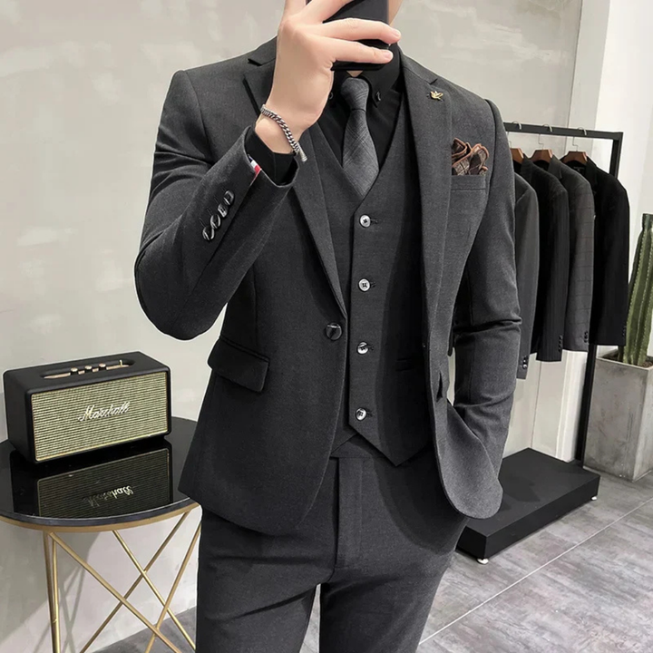 Ensemble costume homme slim noir 3 pièces, coupe ajustée. Tenue formelle élégante pour mariage ou événements.