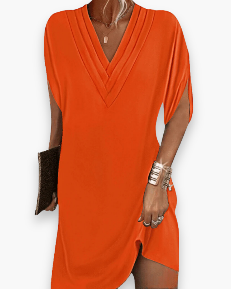 Robe d'été femme blanche à col V, coupe mini, pour un look frais et chic. Parfaite pour la plage ou vacances.