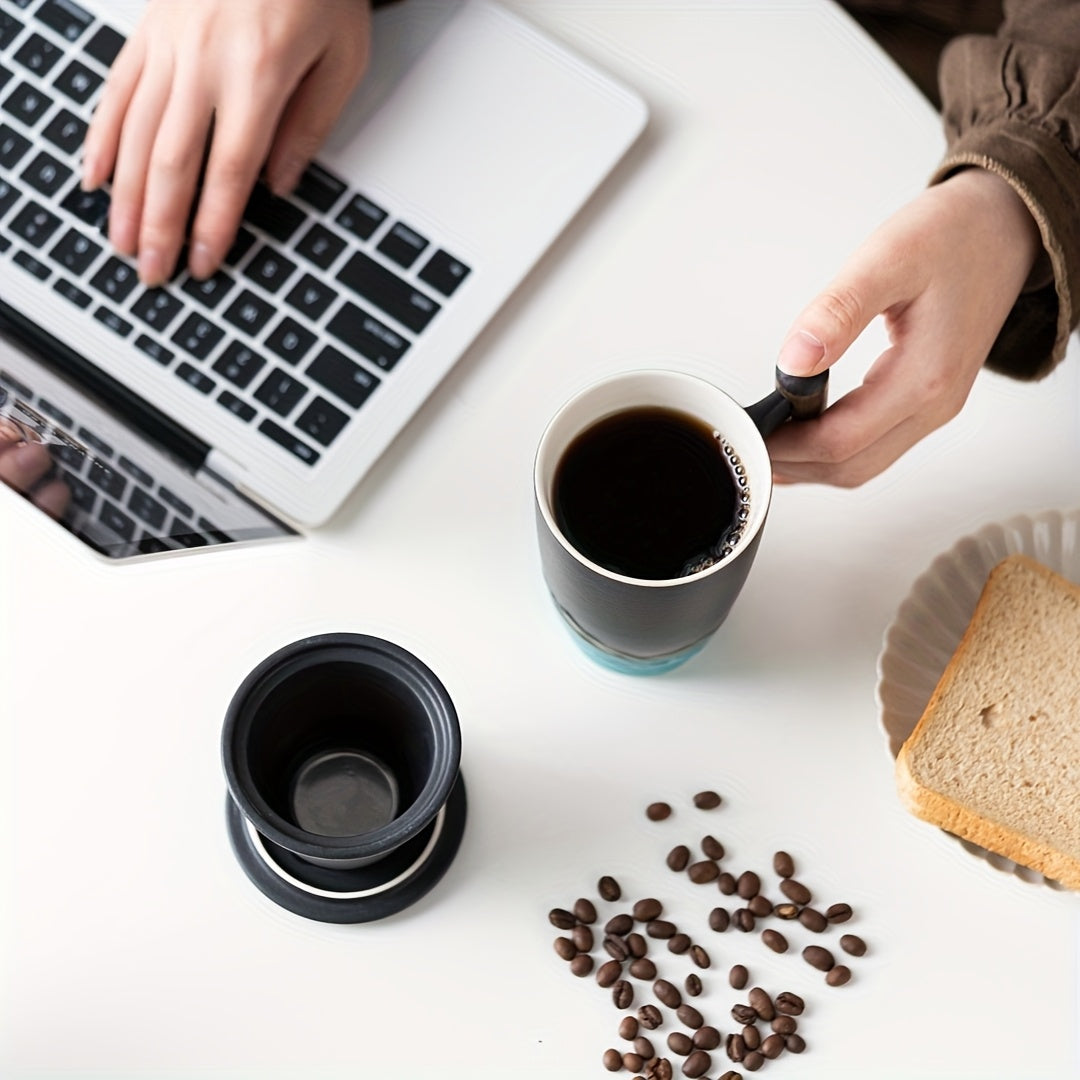 Décoration et fonction: tasse à thé en céramique artisanale avec filtre, pour embellir votre espace.