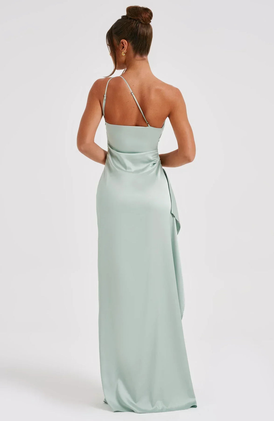 Robe tendance en satin, fendue asymétrique, parfaite pour une soirée.