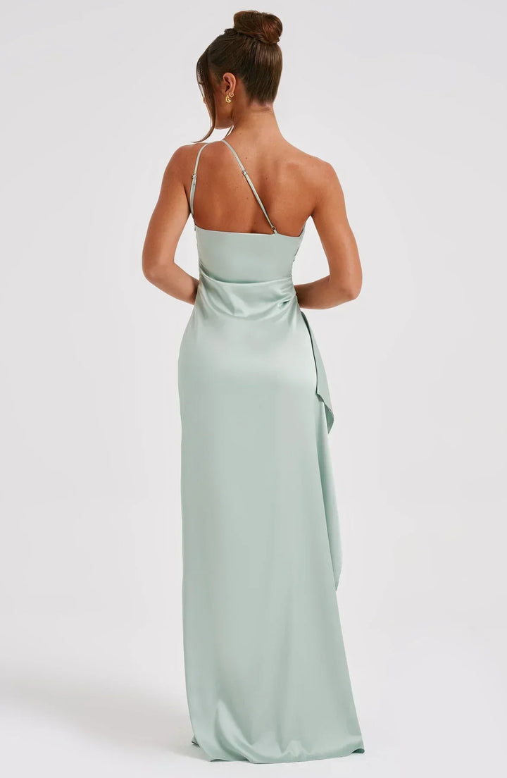 Robe tendance en satin, fendue asymétrique, parfaite pour une soirée.