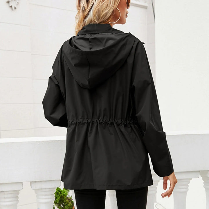 Veste mode femme imperméable, coupe élégante, protège de la pluie. Idéale pour un look urbain chic et sec.