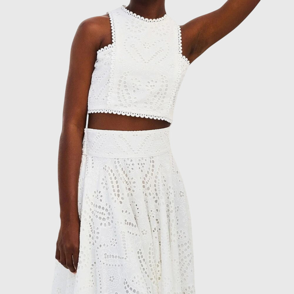 Style estival : ensemble élégant haut court et jupe longue, mode femme pour une silhouette chic et aérée en été.