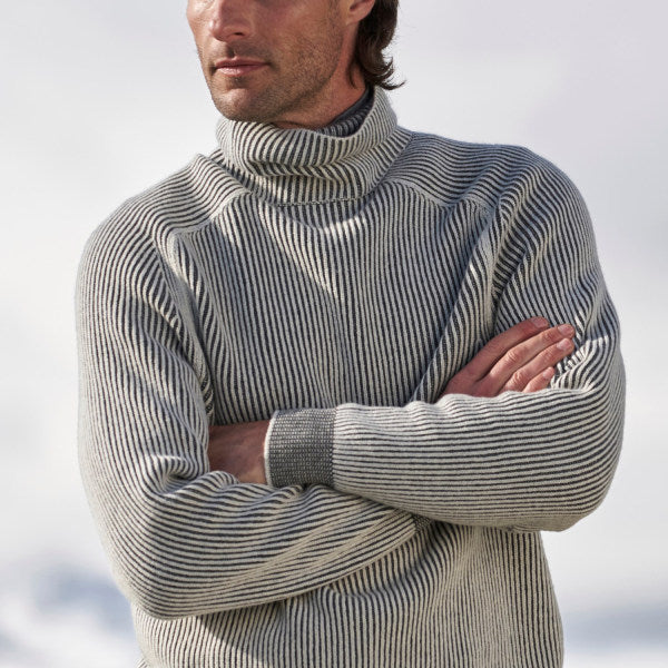 Pull col roulé homme élégant, tricoté, idéal pour mode masculine hivernale chic et intemporelle.