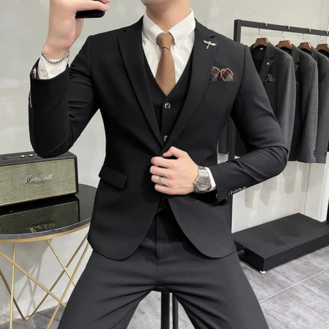 Costume 3 pièces slim gris pour hommes, mode masculine formelle. Idéal pour affaires, mariage. Bleu, noir dispo.