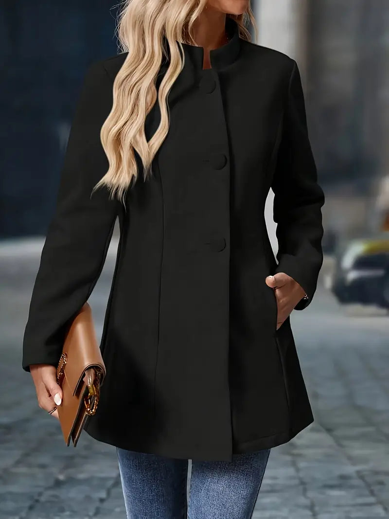 Mode femme hiver: Manteau élégant mi-long, col montant boutonné, pour un look sophistiqué au bureau.