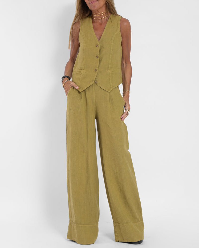 Gilet femme et pantalon ample en lin, ensemble décontracté et élégant.