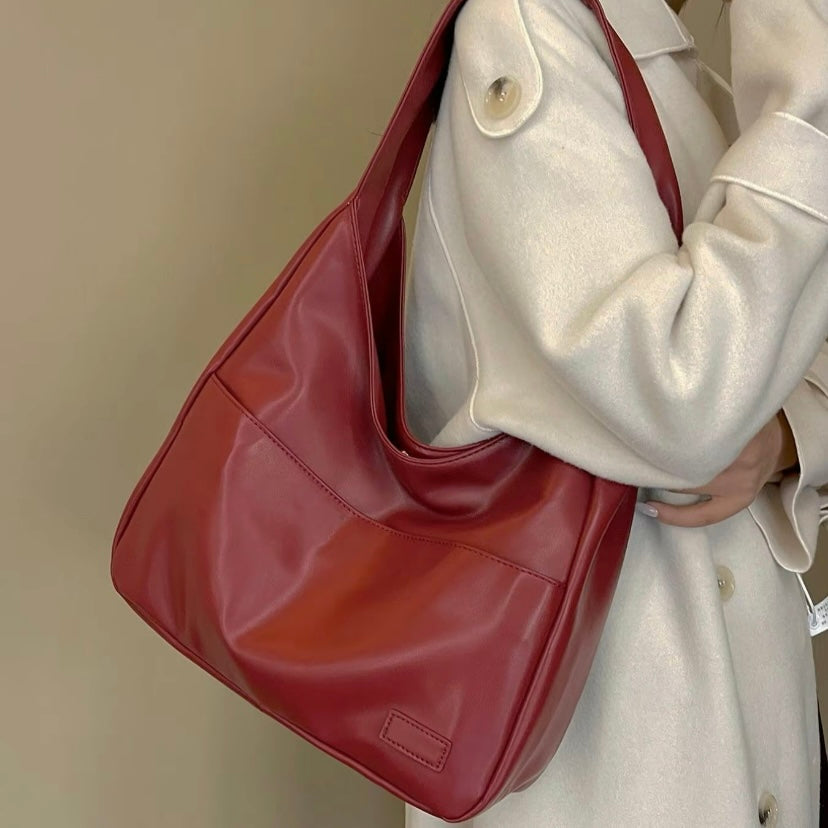 Élégant sac à bandoulière en cuir pour femme, un accessoire de mode durable parfait pour toute occasion.
