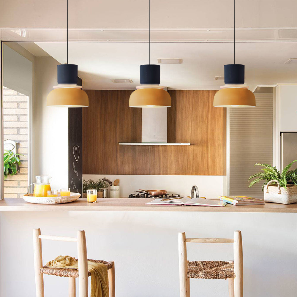 Luminaire nordique, bloc de couleurs vives, design épuré pour salle à manger contemporaine.