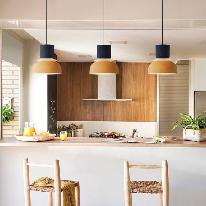 Luminaire nordique, bloc de couleurs vives, design épuré pour salle à manger contemporaine.