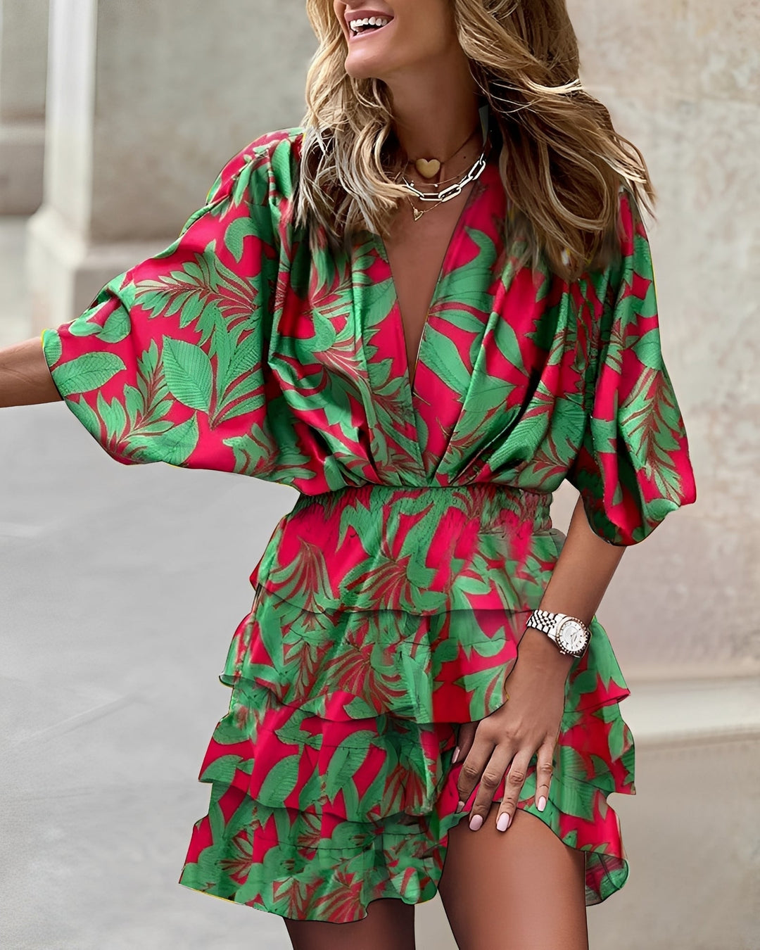 Robe d'été mini femme asymétrique, élégante et confortable. Un style moderne pour vos journées ensoleillées.