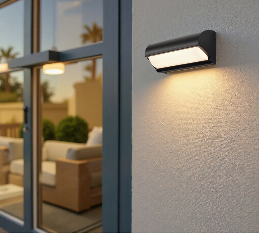 Luminaire mural LED moderne noir pour extérieur, éclairage efficace et stylé. Parfait pour une économie d'énergie.