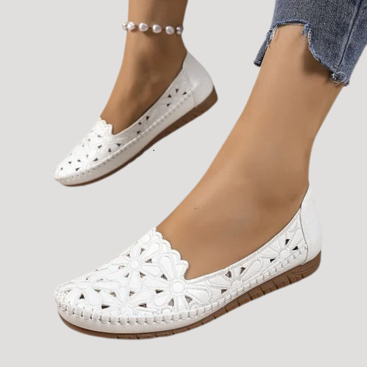 Chaussures plates femme ajourées, coloris blanc ou beige, parfaites pour un style décontracté et élégant au quotidien.