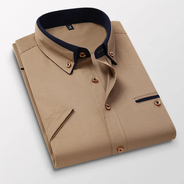 Vue arrière chemise homme Victor, manches courtes, coupe confortable et silhouette élégante.