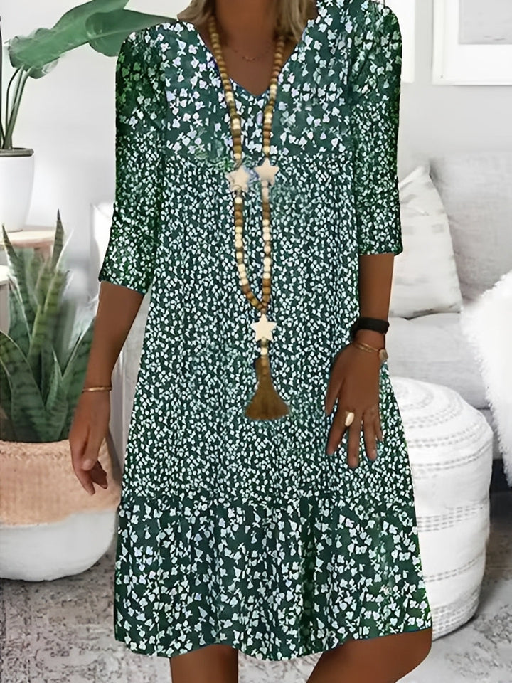 Robe décontractée femme avec col V, coupe fluide. Mini robe élégante et confortable pour l'été ou le quotidien.