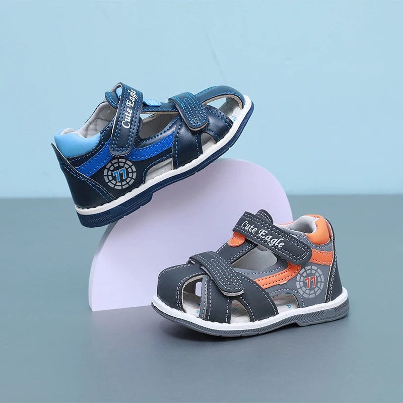 Sandales enfant garçon estivales, bleues et orange, avec un confort et un maintien optimal pour leurs pieds.