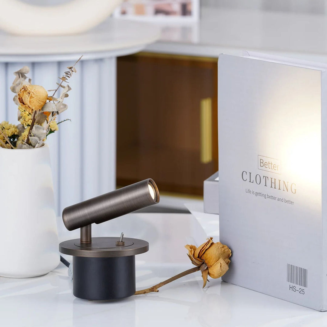 Design contemporain pour cette lampe de lecture LED murale, idéale pour un intérieur moderne.