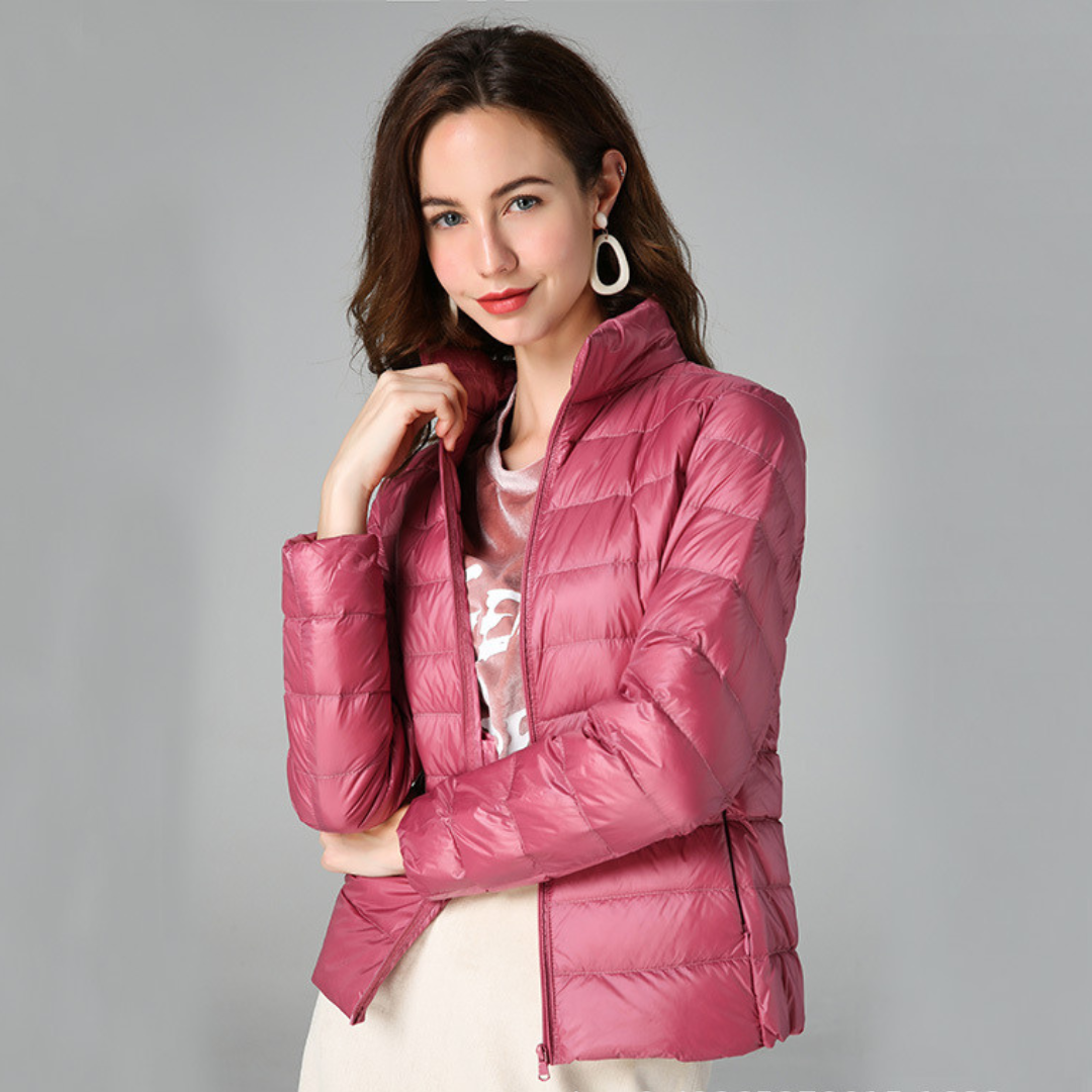 Élégante veste femme imperméable mi-saison, parfaite pour un style chic et confortable en ville.