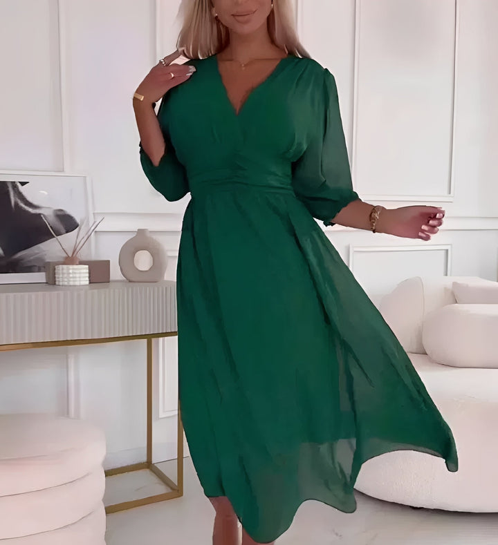 Robe de soirée femme chic à manches mi-longues. Coupe élégante et flatteuse, parfaite pour des occasions spéciales.