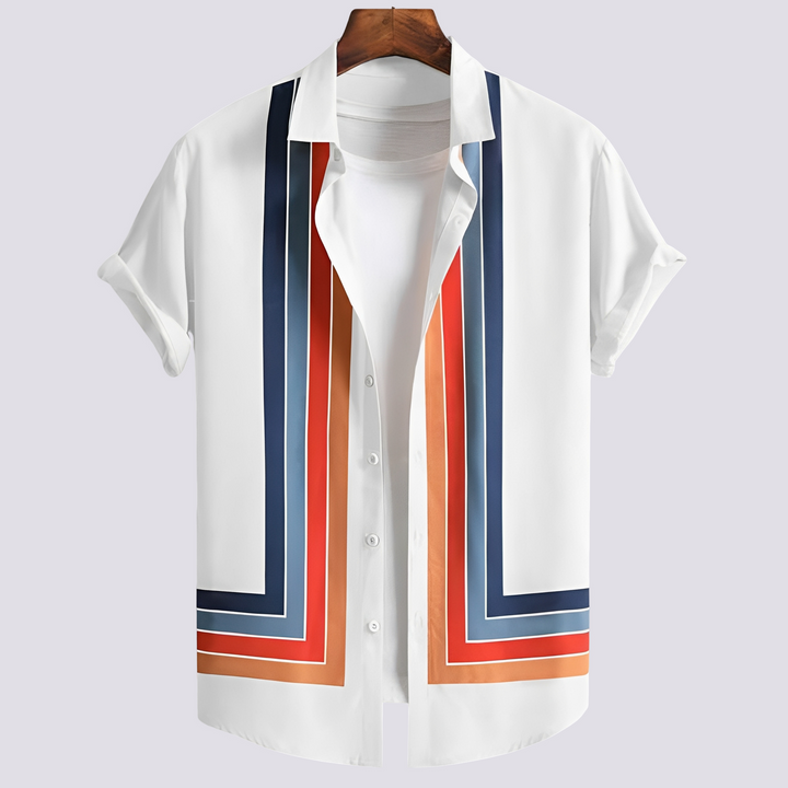 Élégante chemise homme à motif classique, apporte une touche de raffinement à tout ensemble masculin en été.
