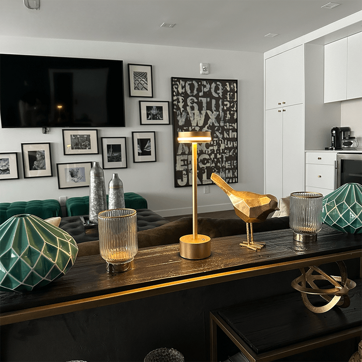 Lampe de table LED sans fil en aluminium, contrôle tactile, dimmable pour une ambiance cosy intérieure.
