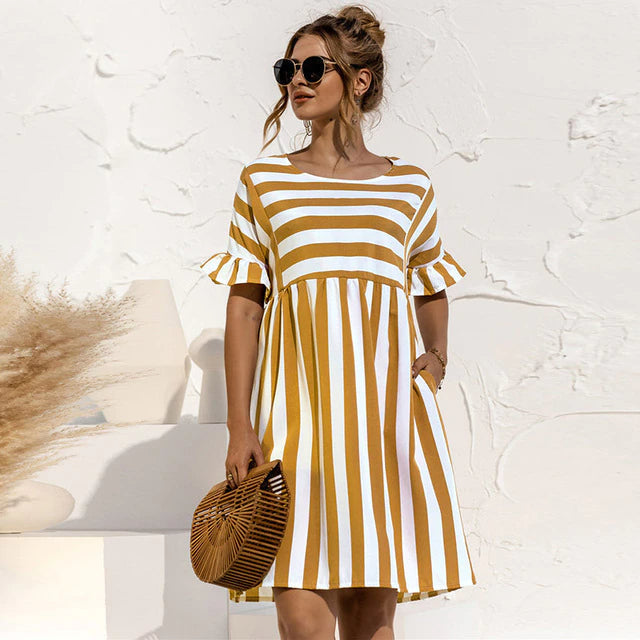 Robe d'été mini rayée pour femme, coupe fluide, look tendance et confort absolu.