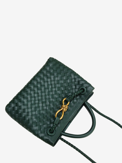 Petit sac tressé chic pour femme, en cuir vegan, accessoire mode élégant.