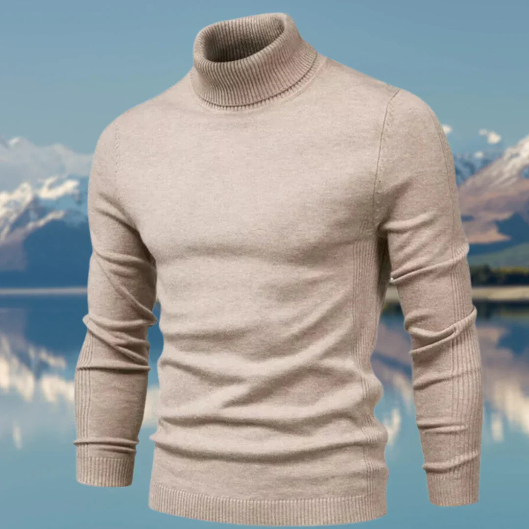 Modèle portant un pull col roulé homme ajusté, chic et chaud, pour une mode hivernale raffinée.