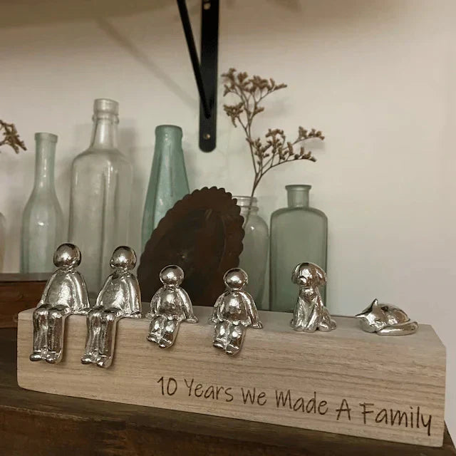 Figurine de famille personnalisable (parents, enfants) en résine. Décoration intérieure, amour familial et souvenirs.