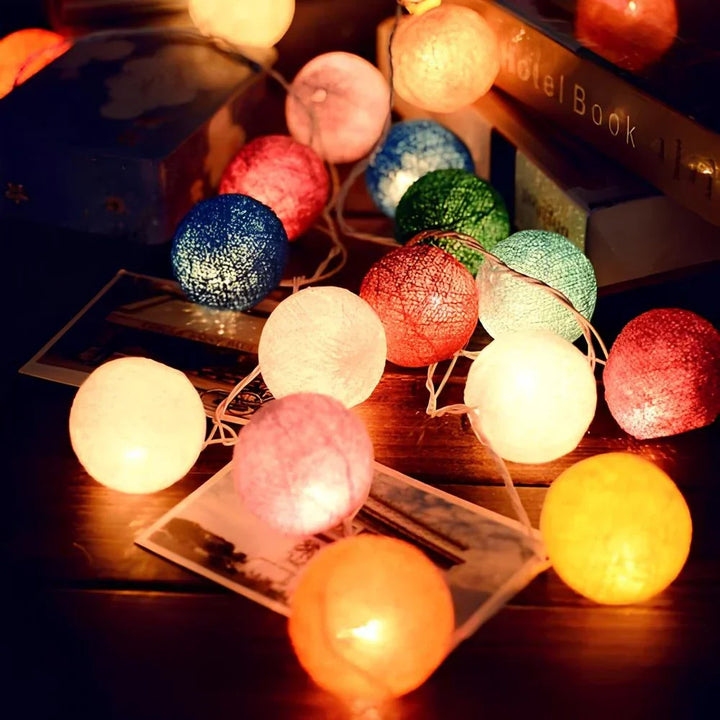 Décoration de chambre : guirlande lumineuse LED avec boules de coton douces.