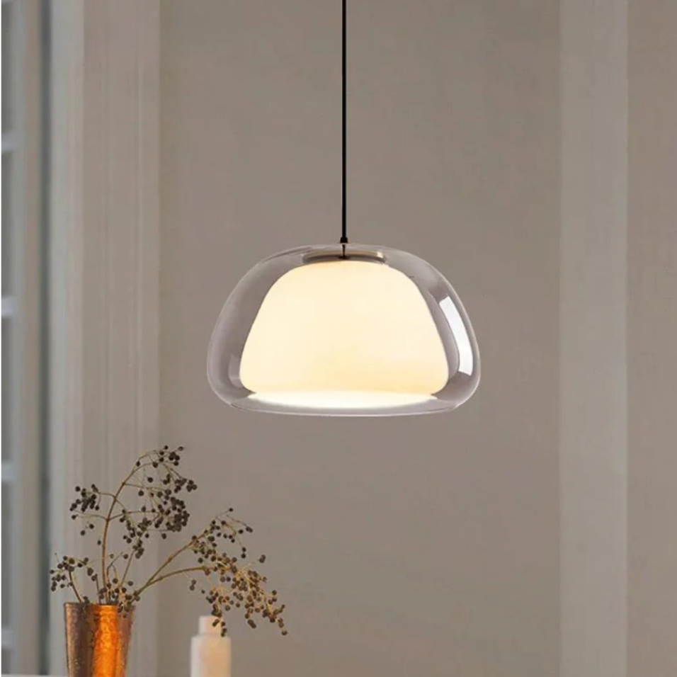 Éclairage suspendu Jelly en verre, forme organique et design épuré pour une ambiance lumineuse zen.
