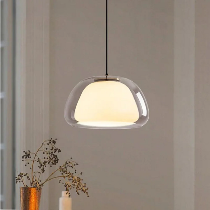 Éclairage suspendu Jelly en verre, forme organique et design épuré pour une ambiance lumineuse zen.