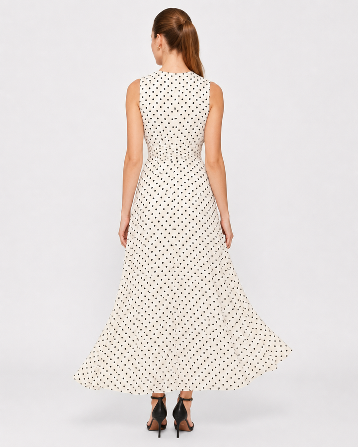 Superbe robe maxi à pois pour femme, coupe fluide, sans manches. Idéale pour un look élégant et estival.
