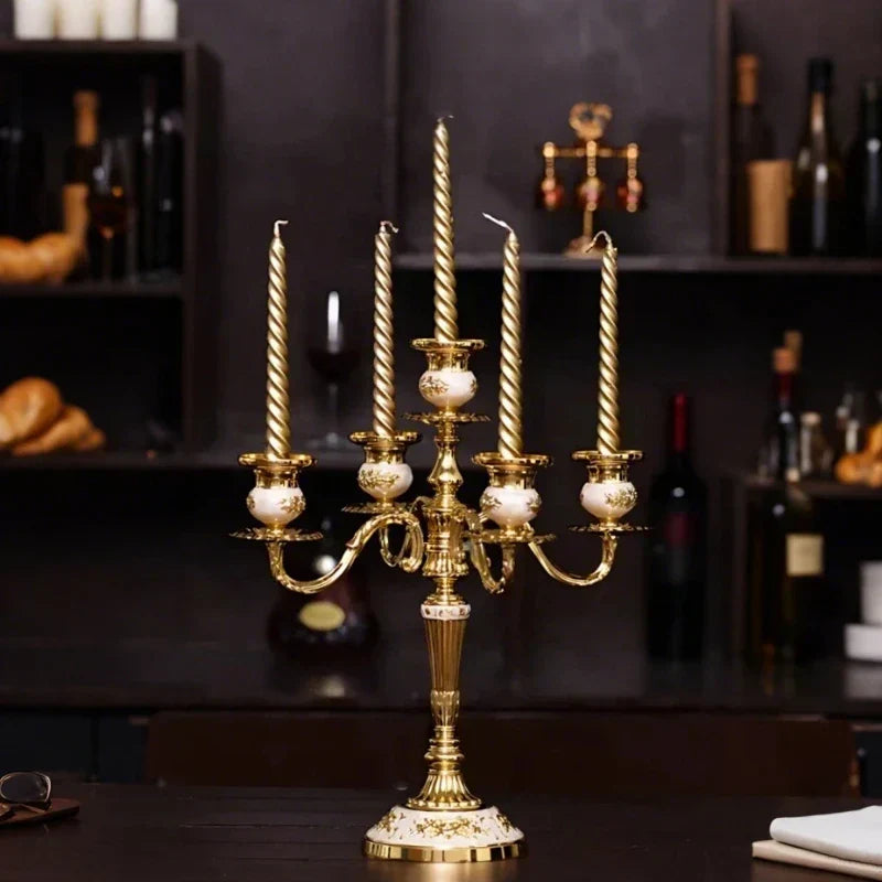 Accessoire décoratif: candelabre élégant 5 bras en métal argenté pour dîner romantique.