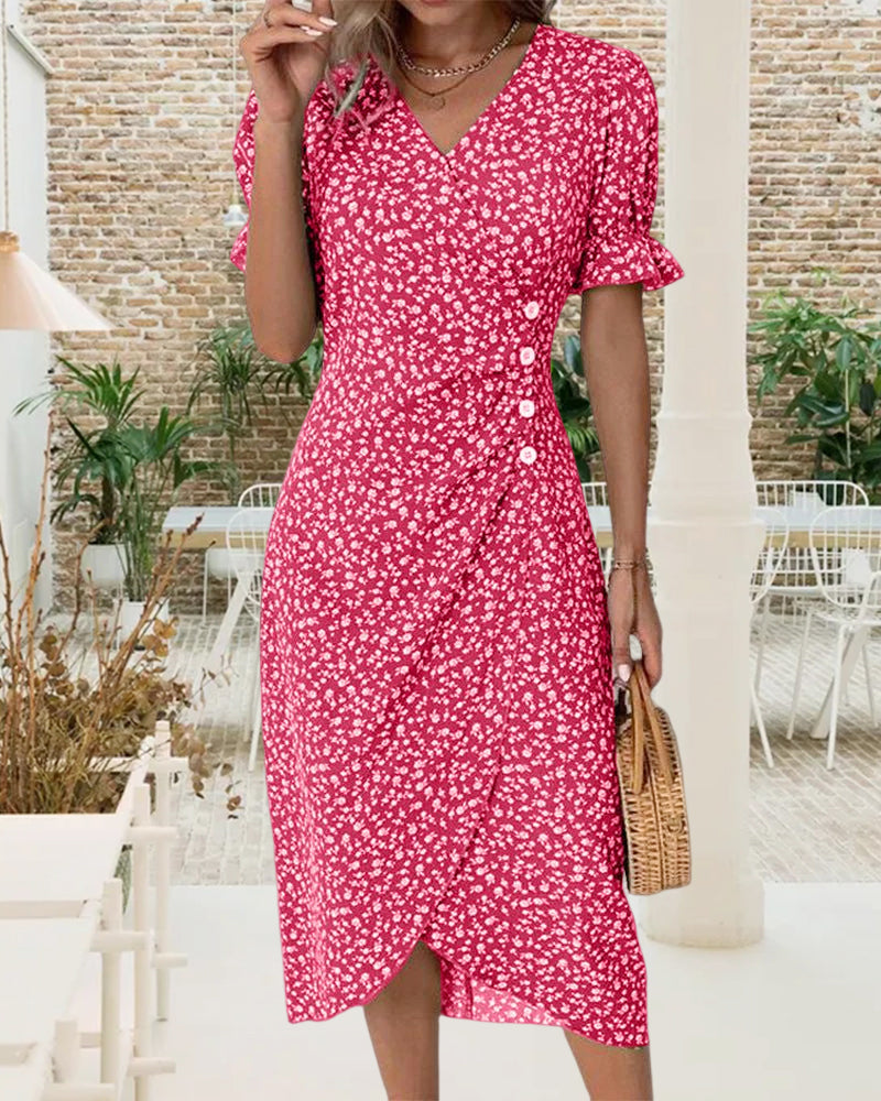 Robe fleurie élégante et décontractée, à manches courtes, boutonnée, parfaite pour vacances d'été.
