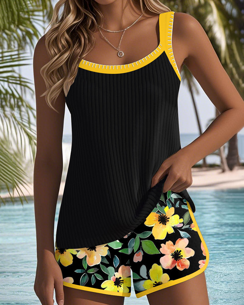 Haut de maillot tankini côtelé et bas short floral, parfait pour la plage.