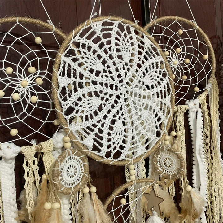 Capteur de rêves lune bohème fait main en macramé de coton, ajoutant une touche d'harmonie à votre intérieur.