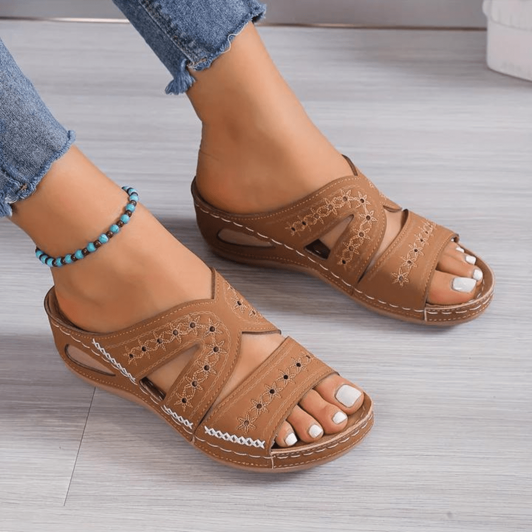 Sandales femme avec soutien plantaire supérieur, confort optimal pour pieds sensibles.