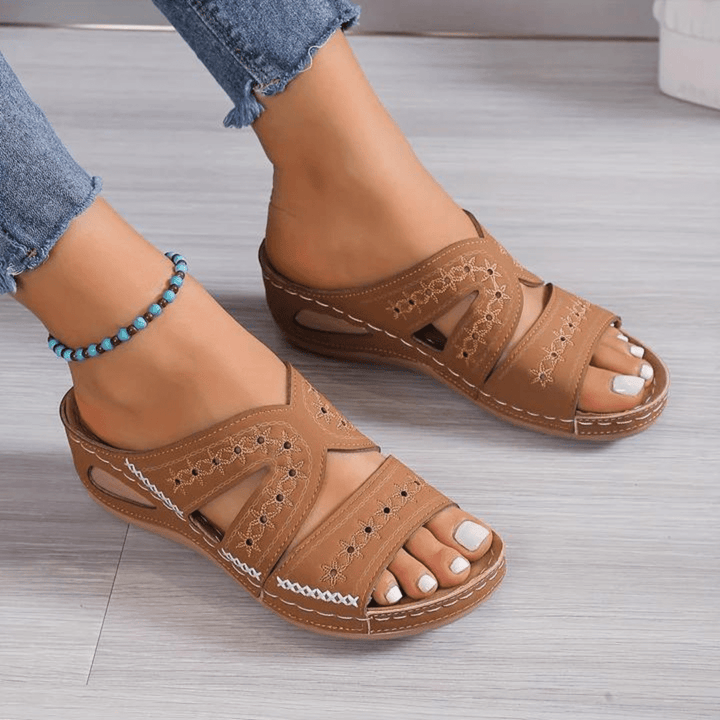 Sandales femme avec soutien plantaire supérieur, confort optimal pour pieds sensibles.