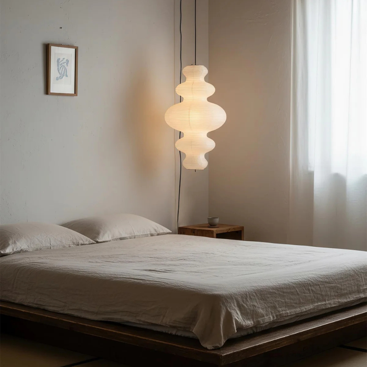 Luminaire Akari Juni, design wabi-sabi, lampe artisanale parfaite pour décoration minimaliste.