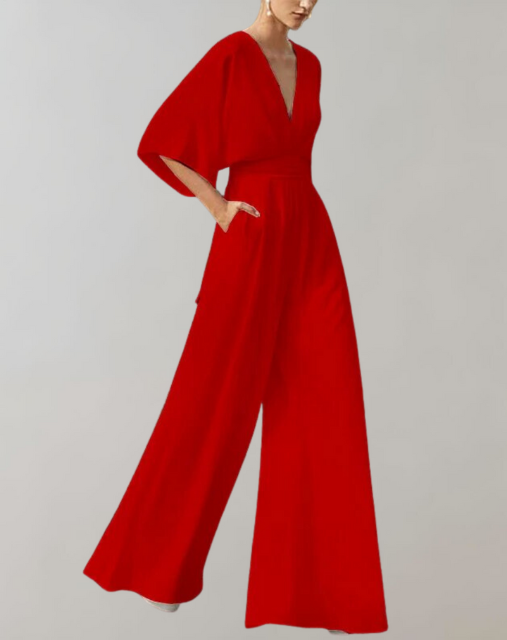 Tenue de soirée femme chic : combinaison élégante avec décolleté plongeant et jambes larges. Style moderne assuré.