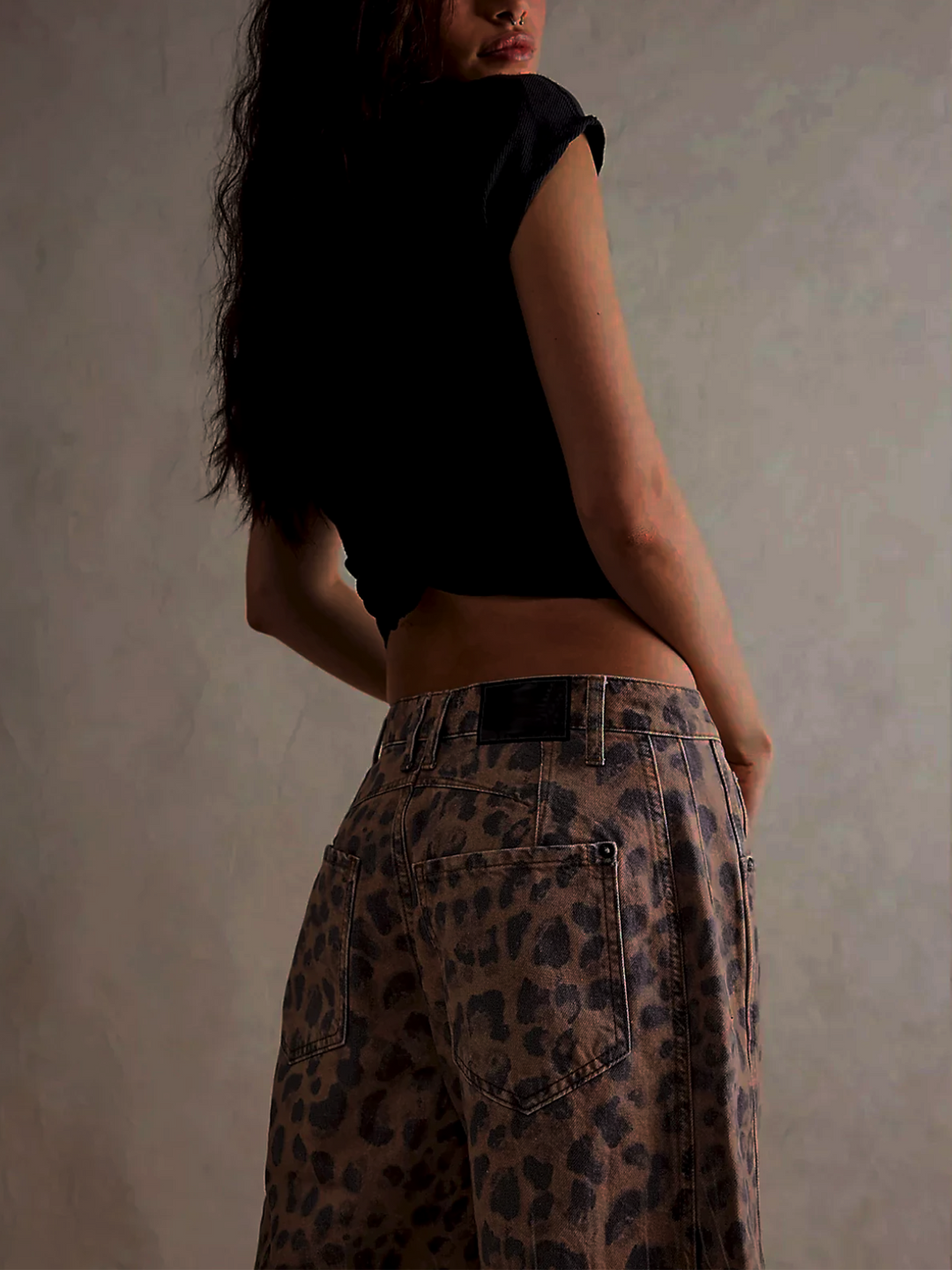 Pantalon jean unique taille haute pour femme, jambes larges amples, vêtement féminin très tendance.